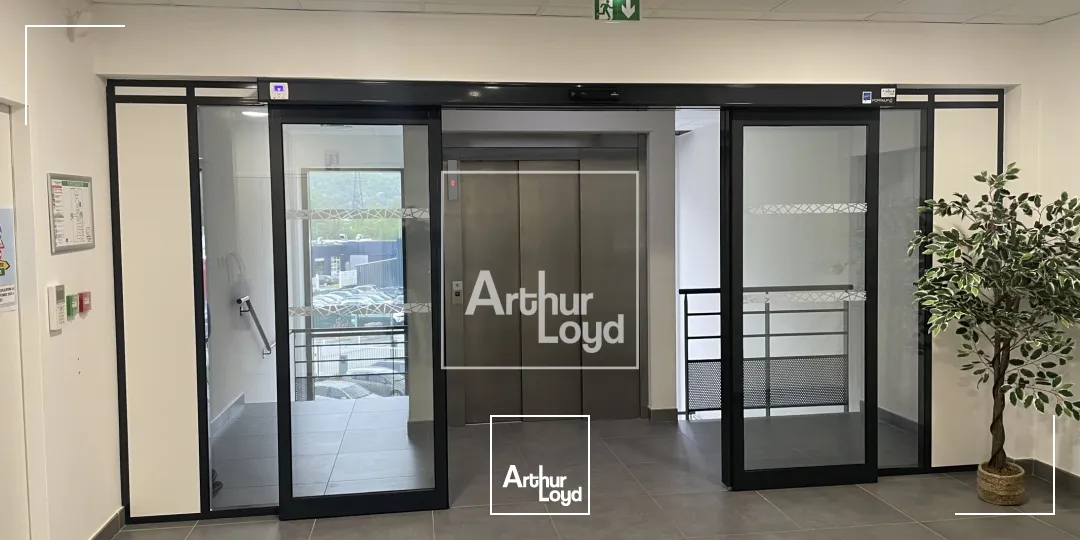 BUREAUX A LOUER VARCES AVEC TERRASSE BELLE VISIBILITE