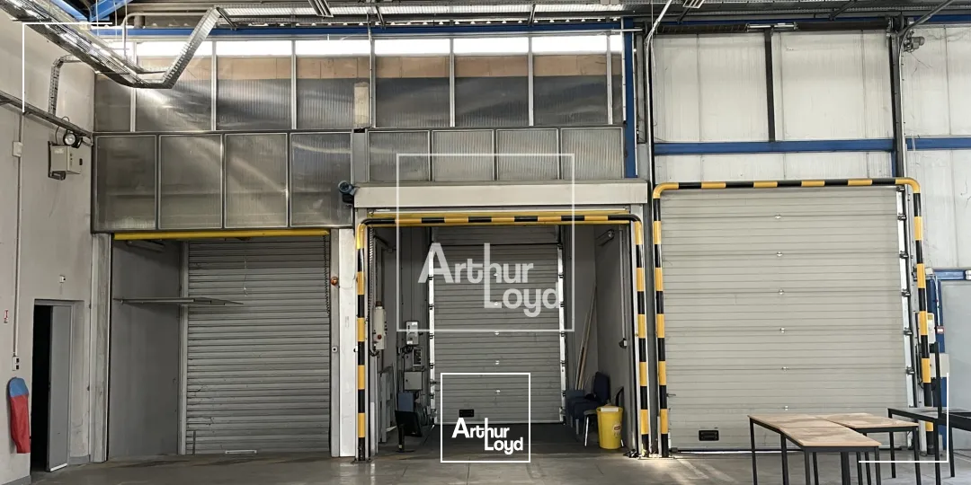 bâtiment d'activité 2411 m² environ - central, visible, fonctionnel.