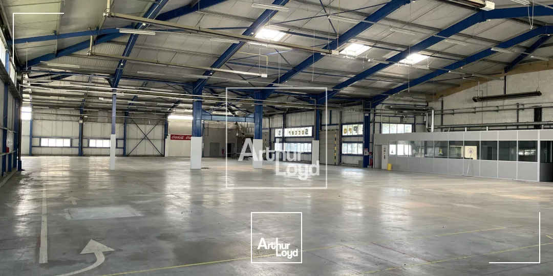 bâtiment d'activité 2411 m² environ - central, visible, fonctionnel.