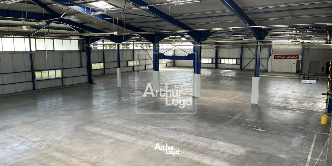 bâtiment d'activité 2411 m² environ - central, visible, fonctionnel.