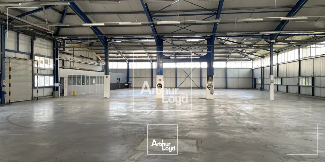 bâtiment d'activité 2411 m² environ - central, visible, fonctionnel.