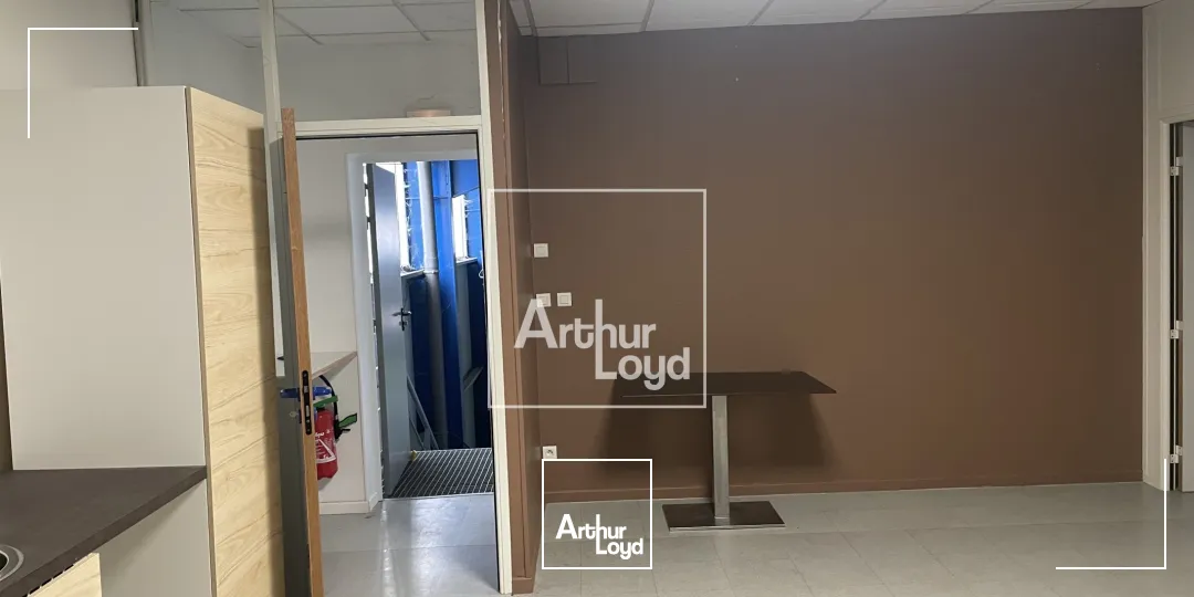 bâtiment d'activité 2411 m² environ - central, visible, fonctionnel.