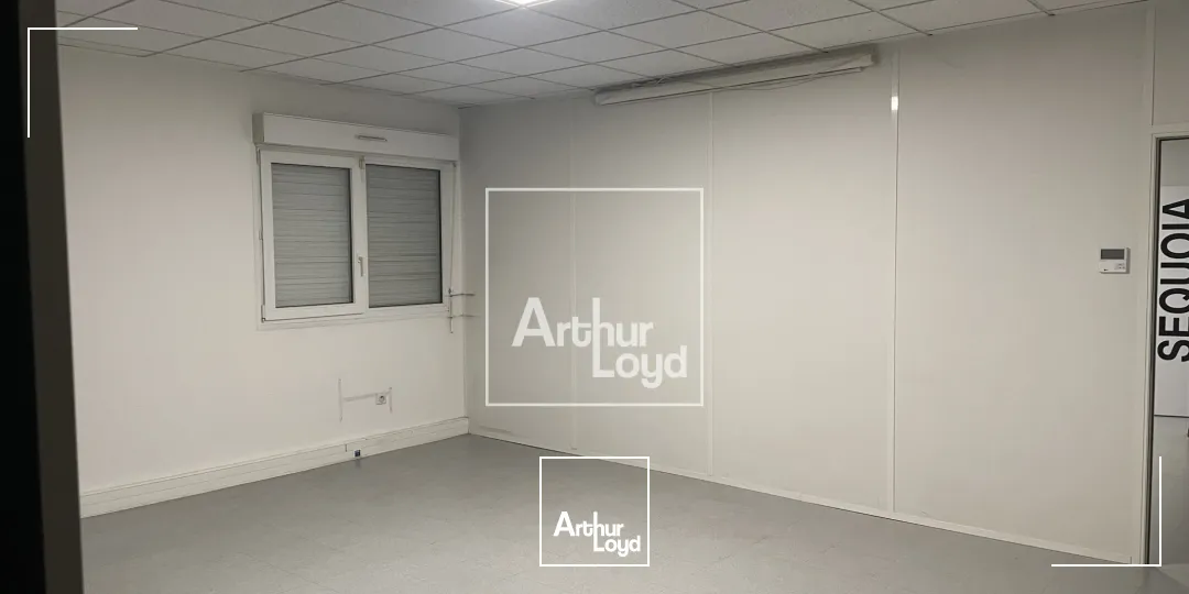 bâtiment d'activité 2411 m² environ - central, visible, fonctionnel.