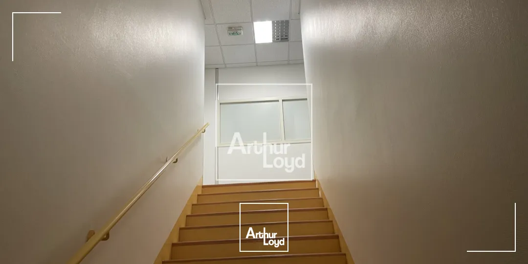 bâtiment d'activité 2411 m² environ - central, visible, fonctionnel.