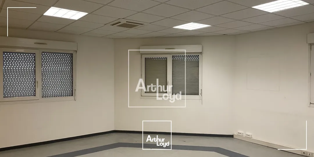 bâtiment d'activité 2411 m² environ - central, visible, fonctionnel.