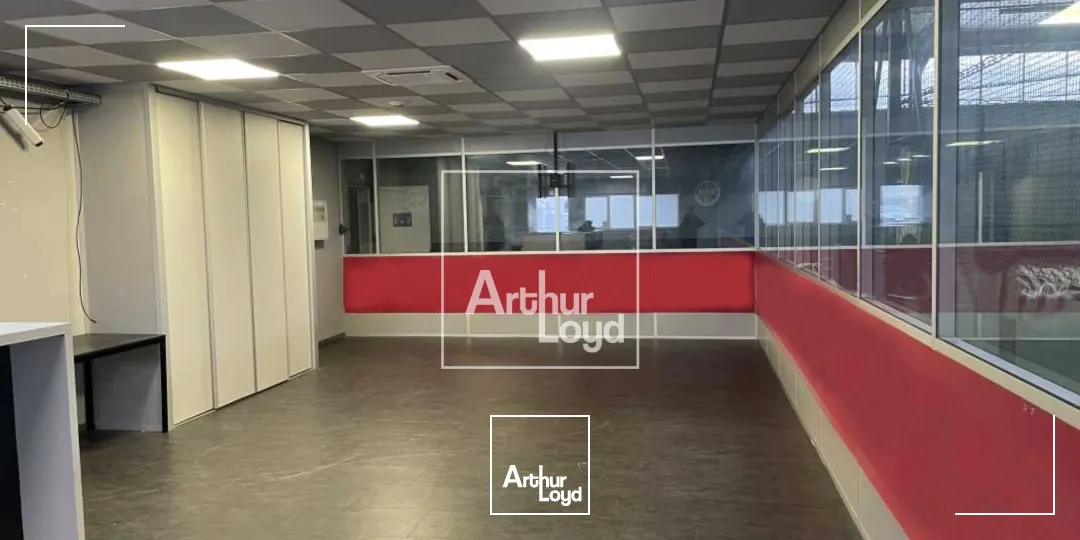 bâtiment d'activité 2411 m² environ - central, visible, fonctionnel.