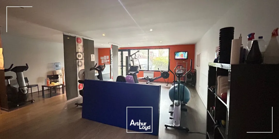 Local commercial de 76 m² avec vitrine visible et stationnement aisé à Roncq