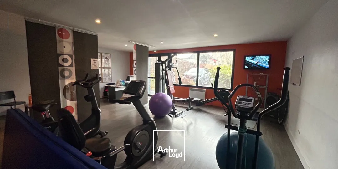 Local commercial de 76 m² avec vitrine visible et stationnement aisé à Roncq