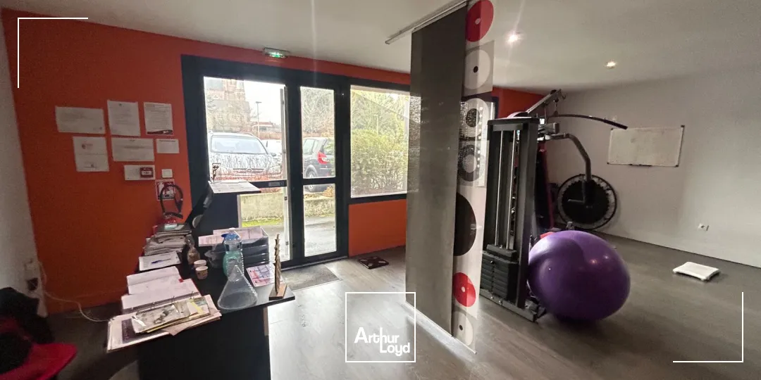 Local commercial de 76 m² avec vitrine visible et stationnement aisé à Roncq