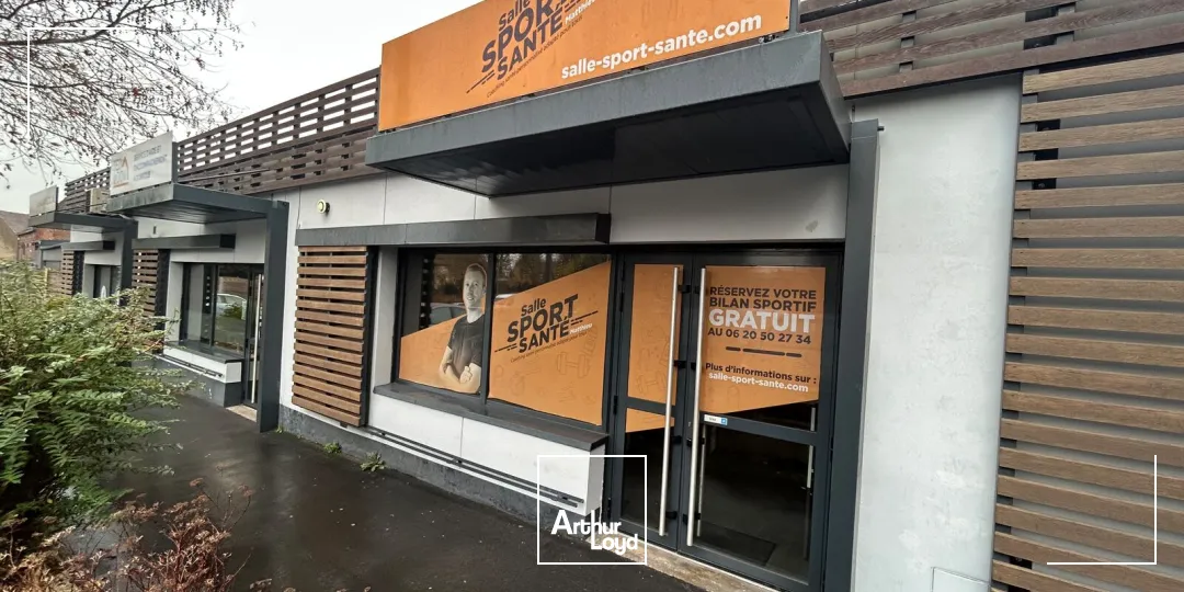 Local commercial de 76 m² avec vitrine visible et stationnement aisé à Roncq