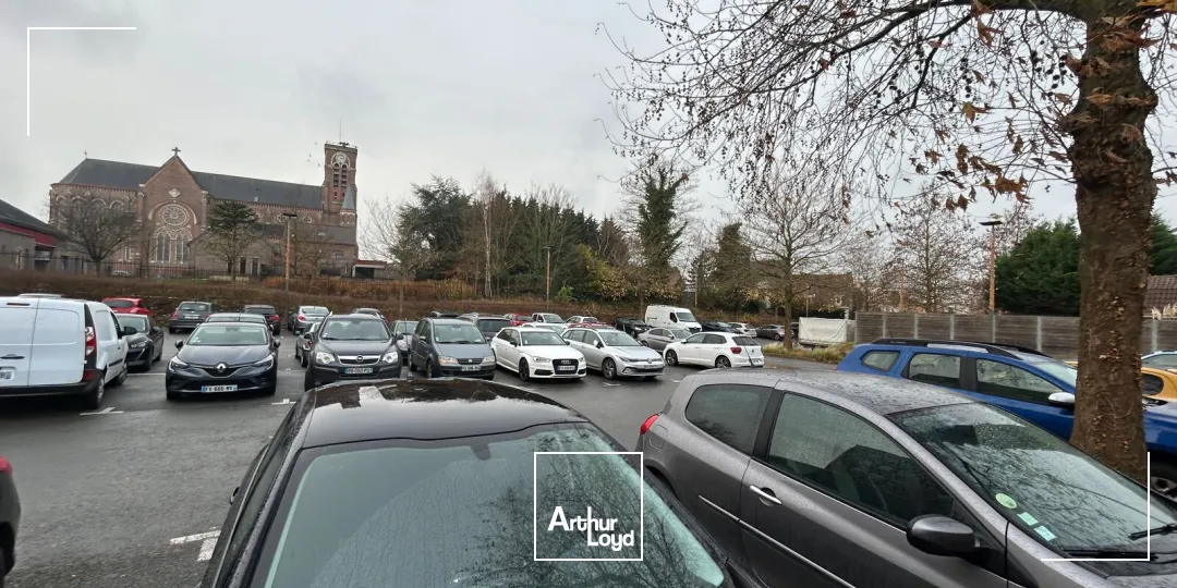 Local commercial de 76 m² avec vitrine visible et stationnement aisé à Roncq