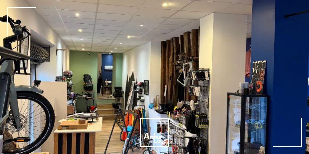 Local commercial d'angle d'environ 109 m² refait à neuf Limoges centre-ville