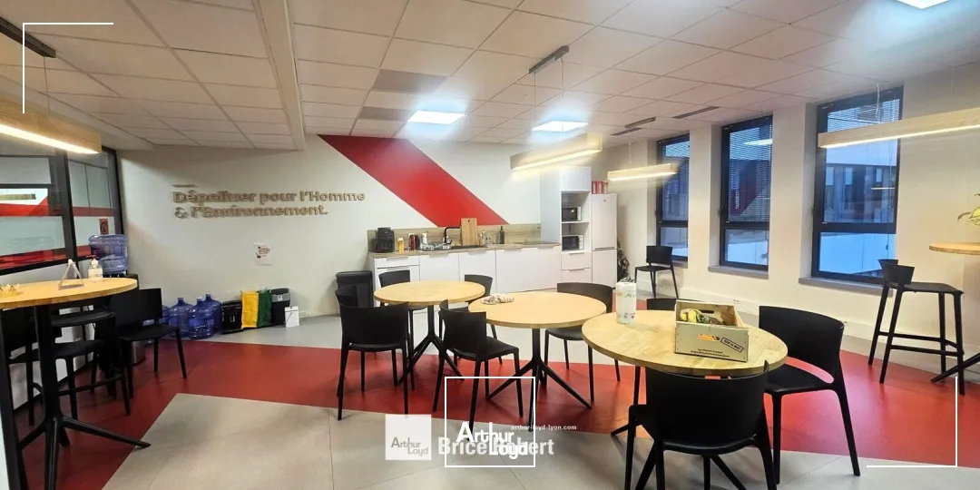 A louer - LE PATIO - Bureaux en bon état - Villeurbanne 