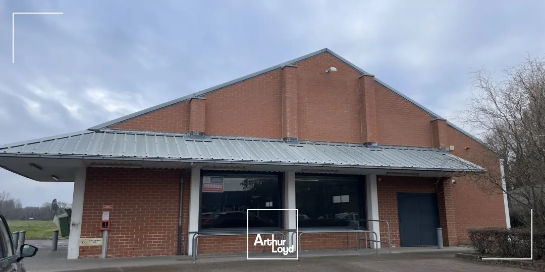 Local commercial spacieux à louer ou à vendre - Fort potentiel commercial à Gamaches