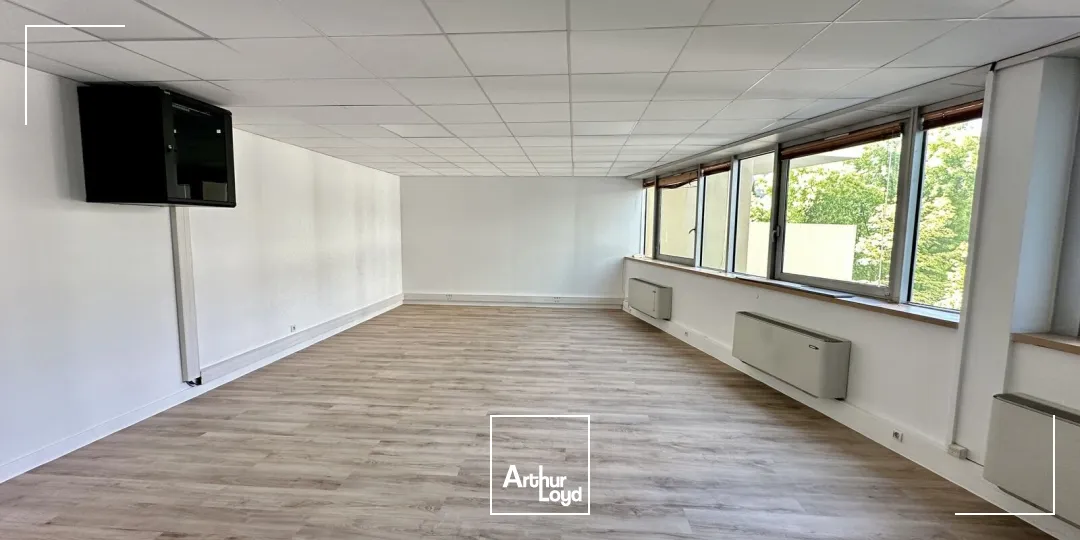 CENTRE VILLE D'AIX, BUREAUX À LOUER EN ÉTAGE AU CALME