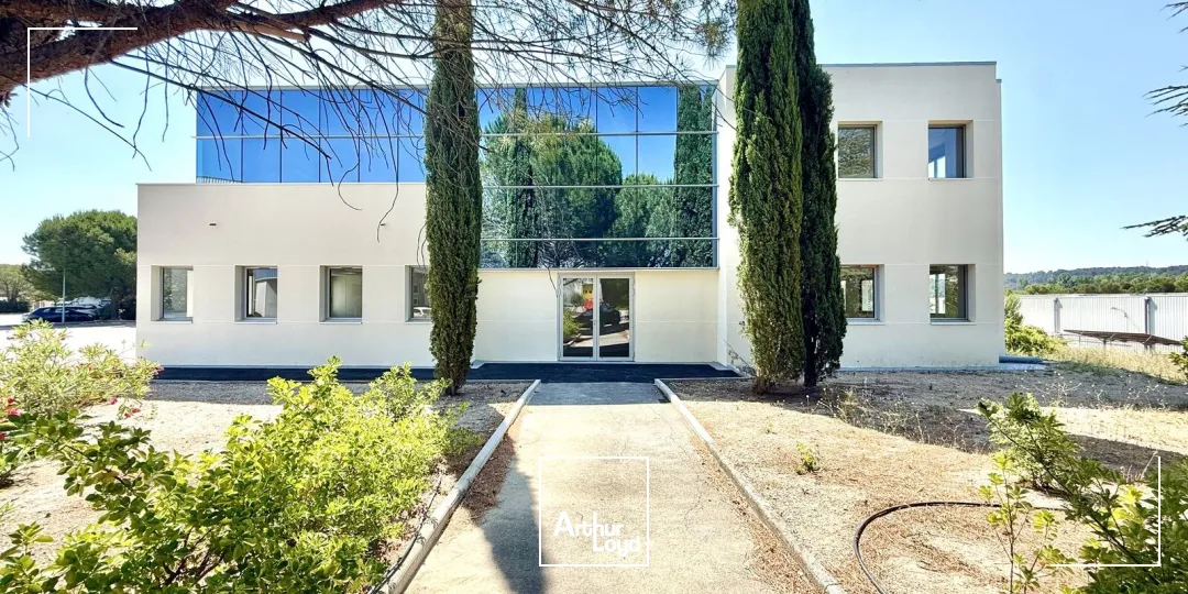 Immeuble de bureaux indépendant et rénové à louer sur le pôle d'activité d'Aix en Provence.
