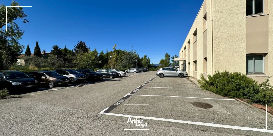 BUREAUX À LOUER À PROXIMITÉ DE L'AÉROPORT AVEC PARKING