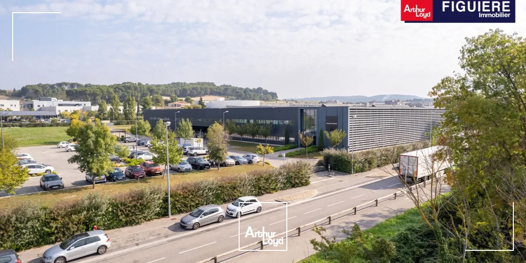 BÂTIMENT MIXTE INDÉPENDANT AU COEUR DE LA ZAC DE LENFANT ET TERRAIN CONSTRUCTIBLE