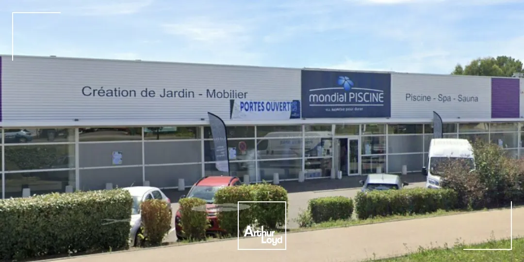 A LOUER LOCAL COMMERCIAL DE 700 m2 - AXE PASSANT - LES SABLES D'OLONNE 