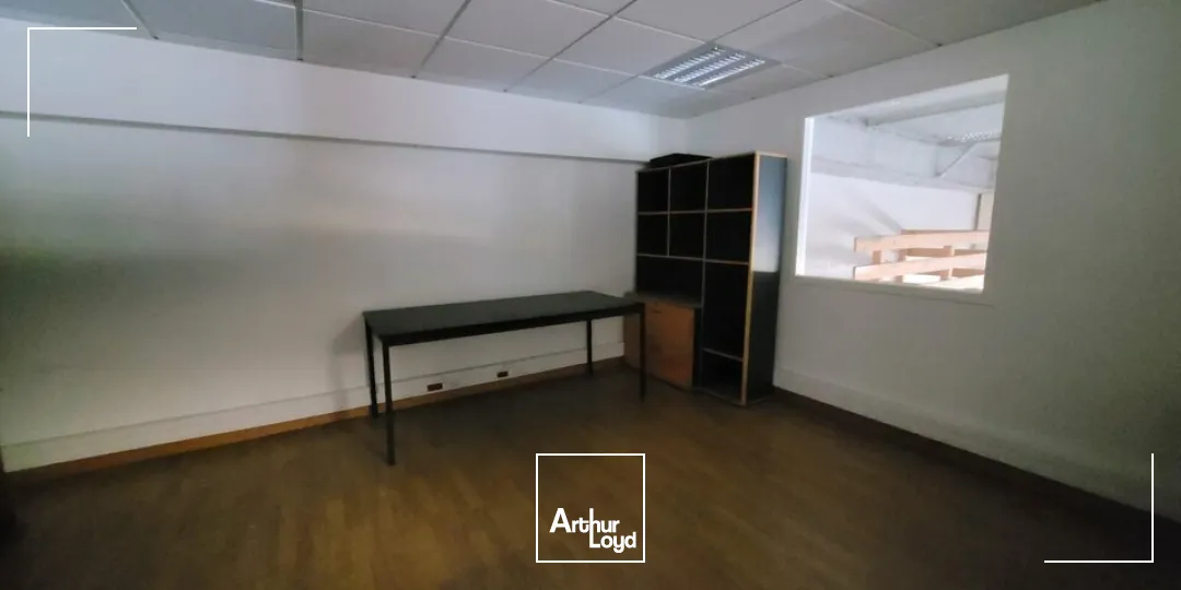 A LOUER LOCAL COMMERCIAL DE 700 m2 - AXE PASSANT - LES SABLES D'OLONNE 