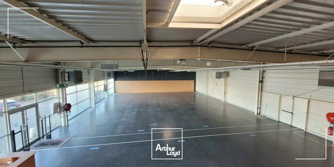 A LOUER LOCAL COMMERCIAL DE 700 m2 - AXE PASSANT - LES SABLES D'OLONNE 