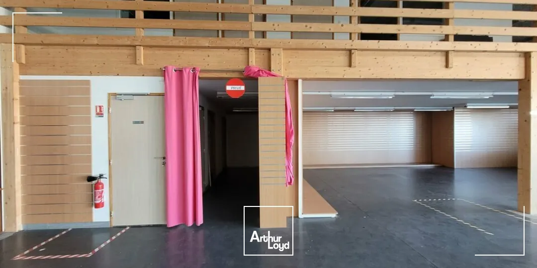 A LOUER LOCAL COMMERCIAL DE 700 m2 - AXE PASSANT - LES SABLES D'OLONNE 