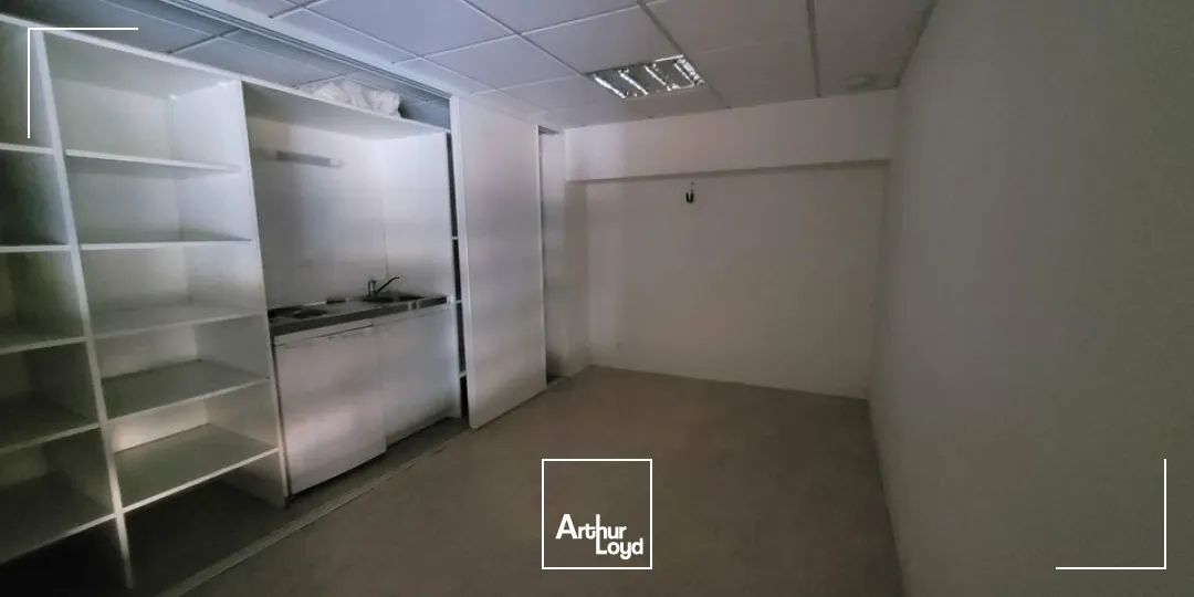 A LOUER LOCAL COMMERCIAL DE 700 m2 - AXE PASSANT - LES SABLES D'OLONNE 