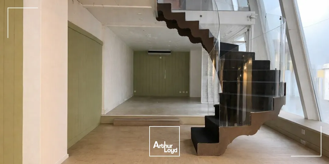 LA ROCHE-SUR-YON RUE GEORGES CLEMENCEAU  LOCAL COMMERCIAL 122M²  À LOUER