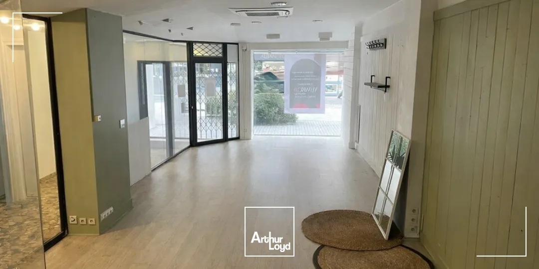 LA ROCHE-SUR-YON RUE GEORGES CLEMENCEAU  LOCAL COMMERCIAL 122M²  À LOUER