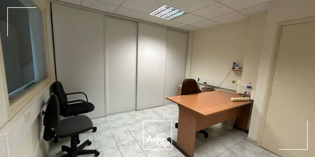 A VENDRE - LOCAL ACTIVITES - 275 M2 - STOCKAGE - BUREAUX - FONCIER 1013 M2 -BESNE -