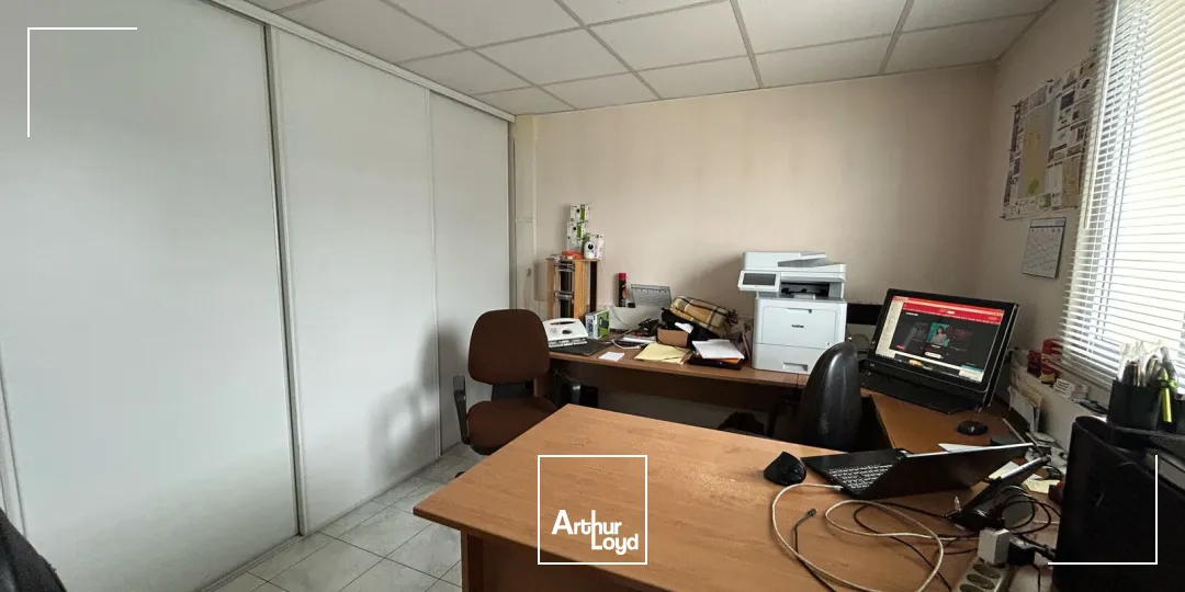 A VENDRE - LOCAL ACTIVITES - 275 M2 - STOCKAGE - BUREAUX - FONCIER 1013 M2 -BESNE -