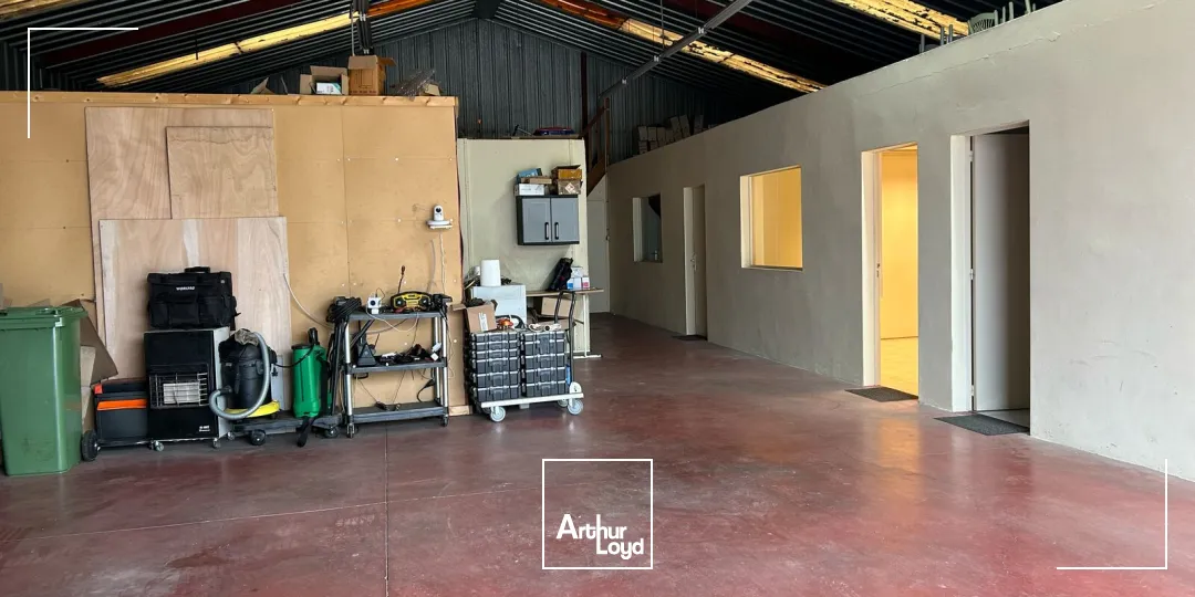 A VENDRE - LOCAL ACTIVITES - 275 M2 - STOCKAGE - BUREAUX - FONCIER 1013 M2 -BESNE -