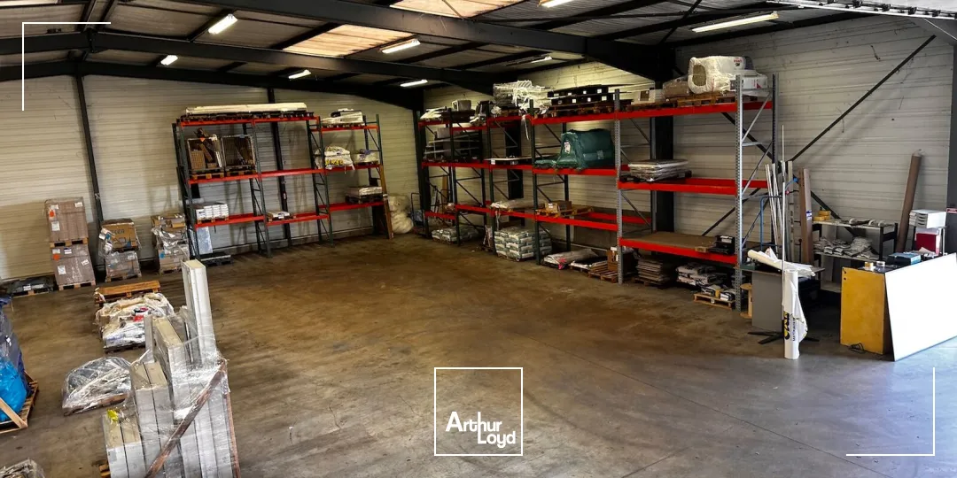 À LOUER, vente envisageable : Local d'activité de 408 m² avec auvent, situé à Montrond-les-Bains