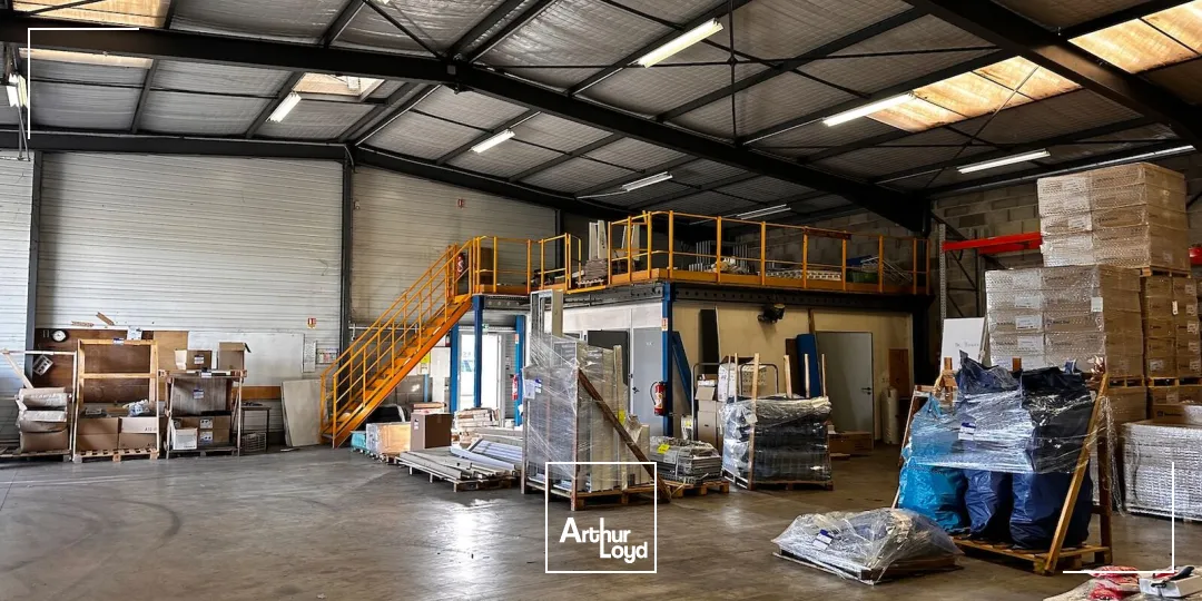À LOUER, vente envisageable : Local d'activité de 408 m² avec auvent, situé à Montrond-les-Bains
