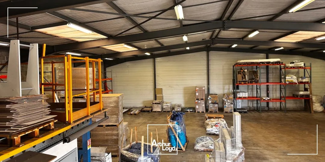 À LOUER, vente envisageable : Local d'activité de 408 m² avec auvent, situé à Montrond-les-Bains