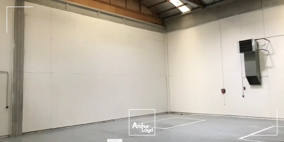 A louer - Bâtiment d'activités au sein d'un parc d' activité rénové avec une hauteur sous plafond de 6.50 m² - Dardilly Techlid