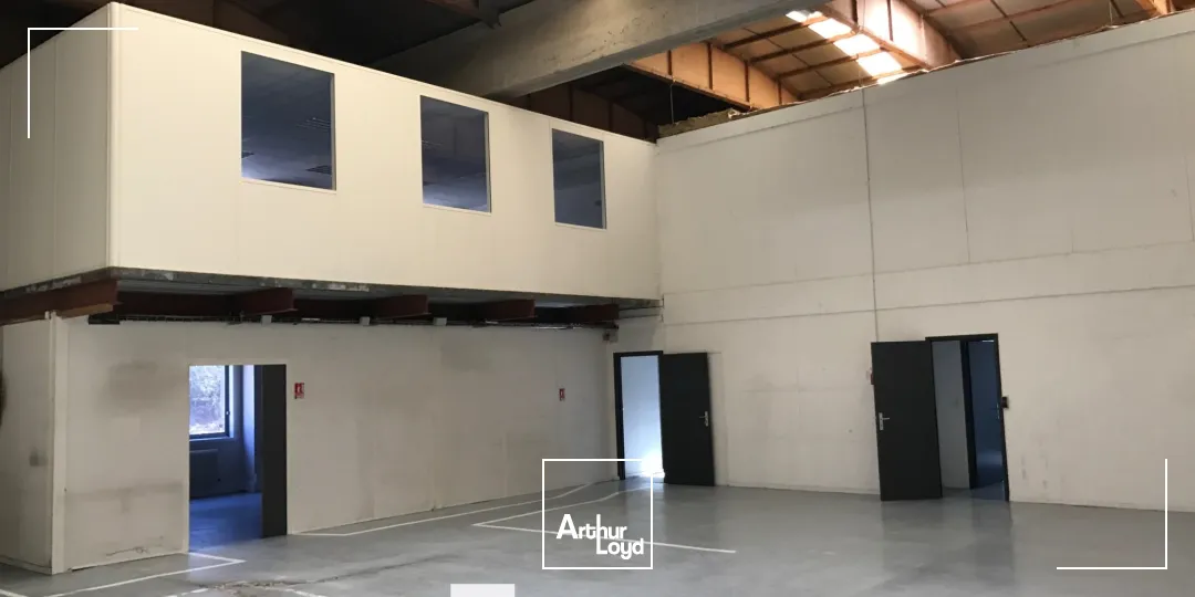 A louer - Bâtiment d'activités au sein d'un parc d' activité rénové avec une hauteur sous plafond de 6.50 m² - Dardilly Techlid