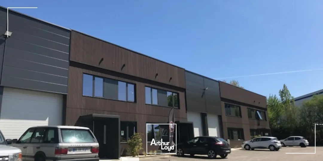 A louer - Bâtiment d'activités au sein d'un parc d' activité rénové avec une hauteur sous plafond de 6.50 m² - Dardilly Techlid