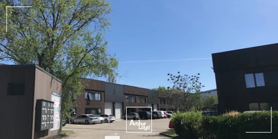 A louer - Bâtiment d'activités au sein d'un parc d' activité rénové avec une hauteur sous plafond de 6.50 m² - Dardilly Techlid