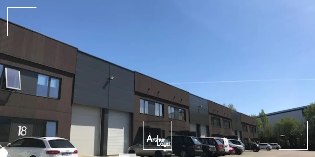 A louer - Bâtiment d'activités au sein d'un parc d' activité rénové avec une hauteur sous plafond de 6.50 m² - Dardilly Techlid