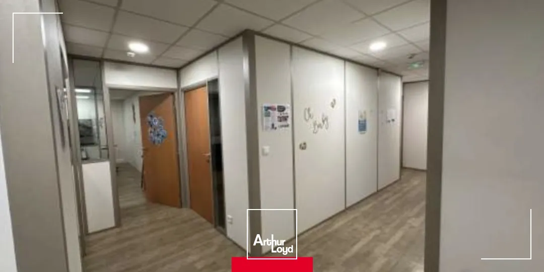 Bureaux aménagés et climatisés, en rez-de-chaussée à louer au sud de Villefranche sur Saône 