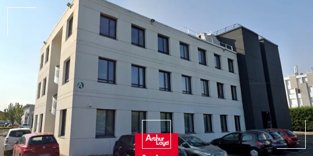 Belle surface de bureaux à louer proche de l'autoroute A6 à Villefranche sur Saône. Nombreux stationnements, accès PMR. Environnement dynamique : Pôle emploi, salle de sport, assuranc...