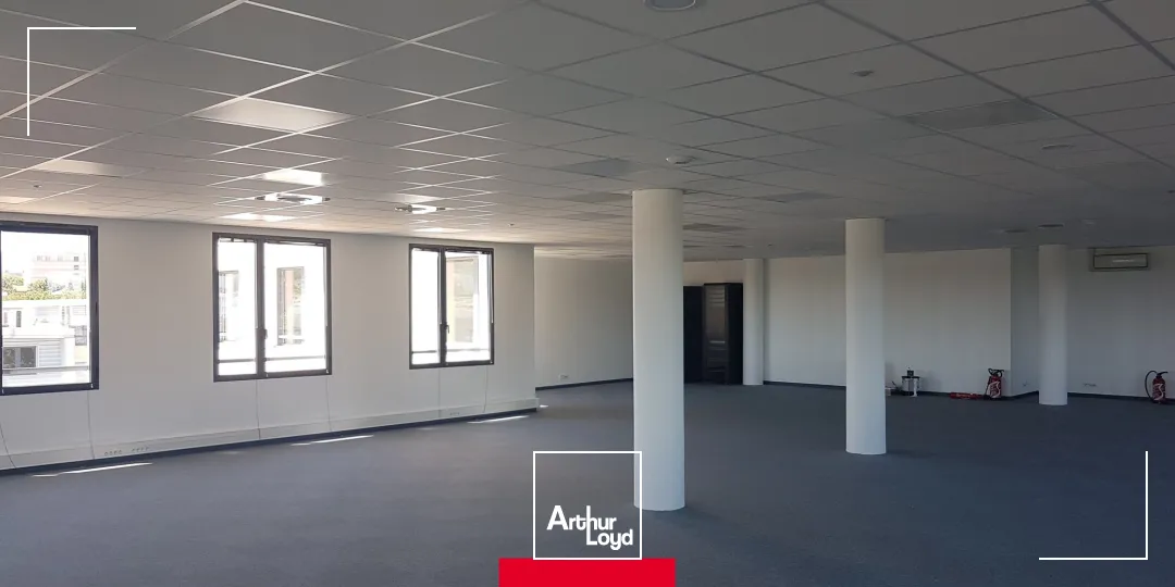 Belle surface de bureaux à louer proche de l'autoroute A6 à Villefranche sur Saône. Nombreux stationnements, accès PMR. Environnement dynamique : Pôle emploi, salle de sport, assuranc...