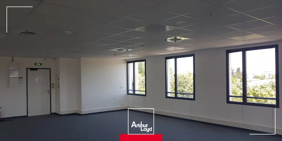 Belle surface de bureaux à louer proche de l'autoroute A6 à Villefranche sur Saône. Nombreux stationnements, accès PMR. Environnement dynamique : Pôle emploi, salle de sport, assuranc...