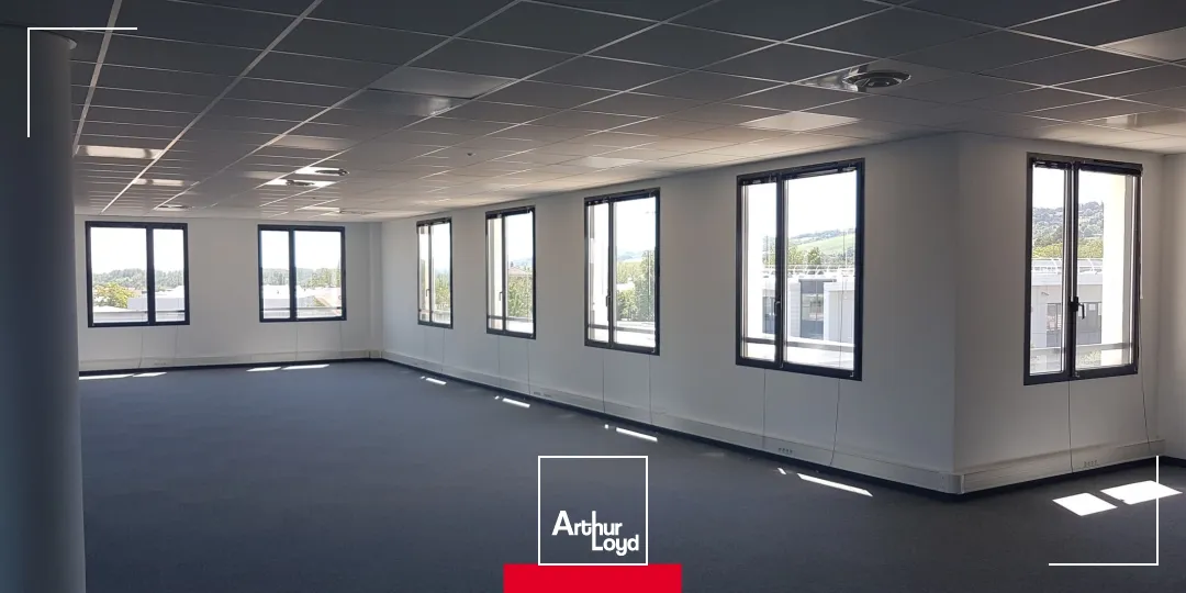 Belle surface de bureaux à louer proche de l'autoroute A6 à Villefranche sur Saône. Nombreux stationnements, accès PMR. Environnement dynamique : Pôle emploi, salle de sport, assuranc...