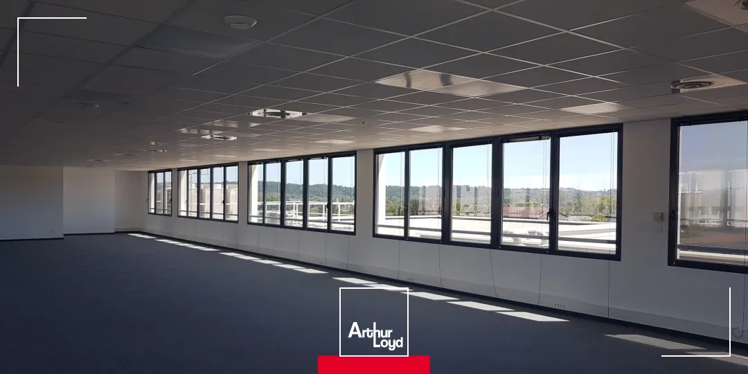 Belle surface de bureaux à louer proche de l'autoroute A6 à Villefranche sur Saône. Nombreux stationnements, accès PMR. Environnement dynamique : Pôle emploi, salle de sport, assuranc...