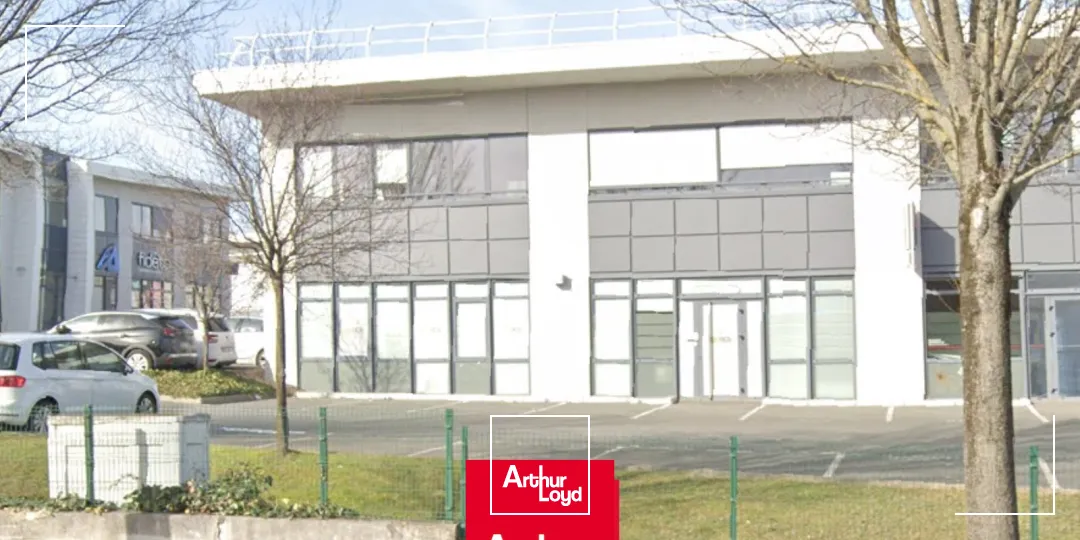 VIllefranche sur Saône : Bureaux à louer en RDC, proche autoroute, visibilité sur axe passant, parking, environnement dynamique : Pole emploi, assurance, salle de sport...