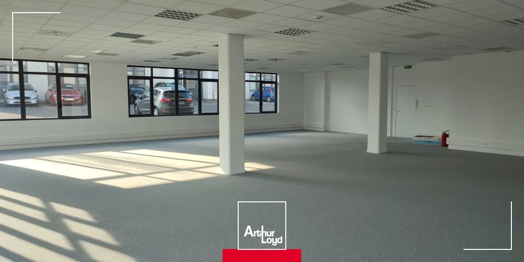 VIllefranche sur Saône : Bureaux à louer en RDC, proche autoroute, visibilité sur axe passant, parking, environnement dynamique : Pole emploi, assurance, salle de sport...