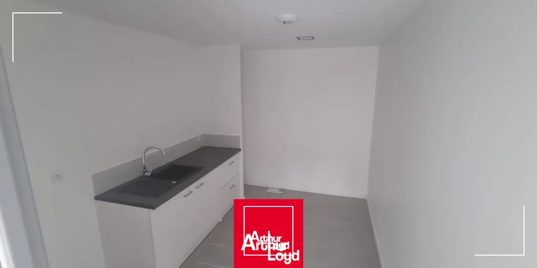 Local professionnel à louer en rez-de-chaussée à Jassans Riottier, proche de Villefranche sur Saône