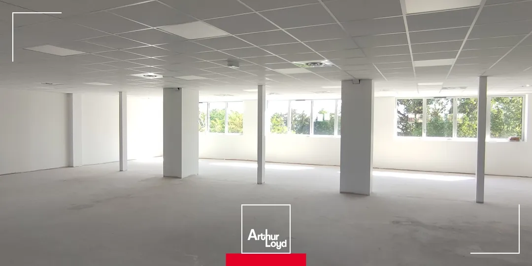 Surface de bureaux à louer à Villefranche sur Saône, accès PMR, parking.